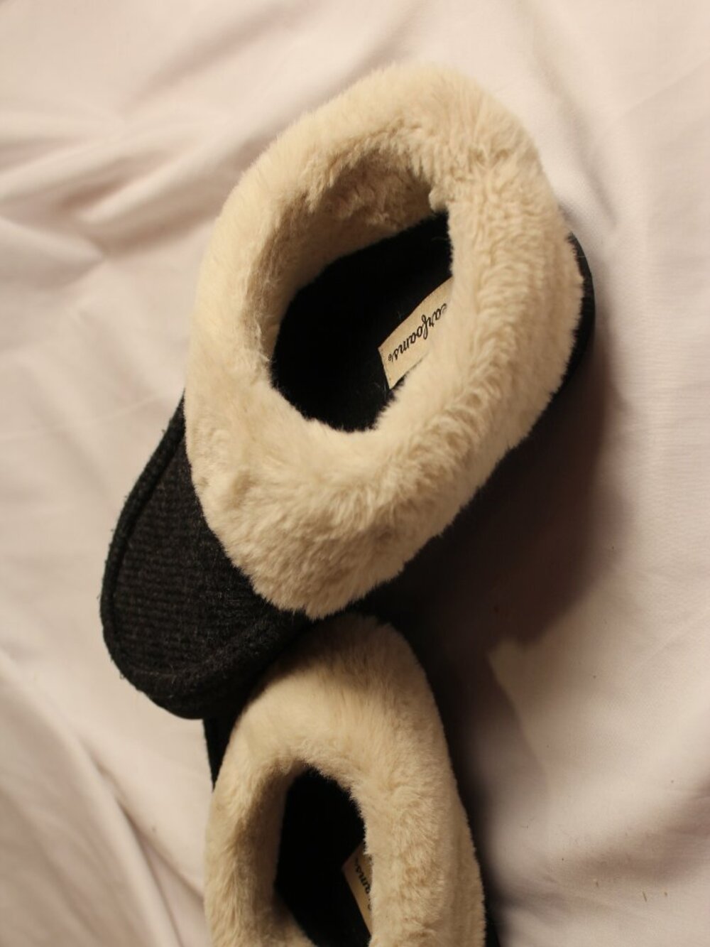 Cozy Women's Black Slippers with Cream Faux-Fur Collar